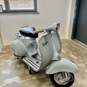 Vespa 125 grau
