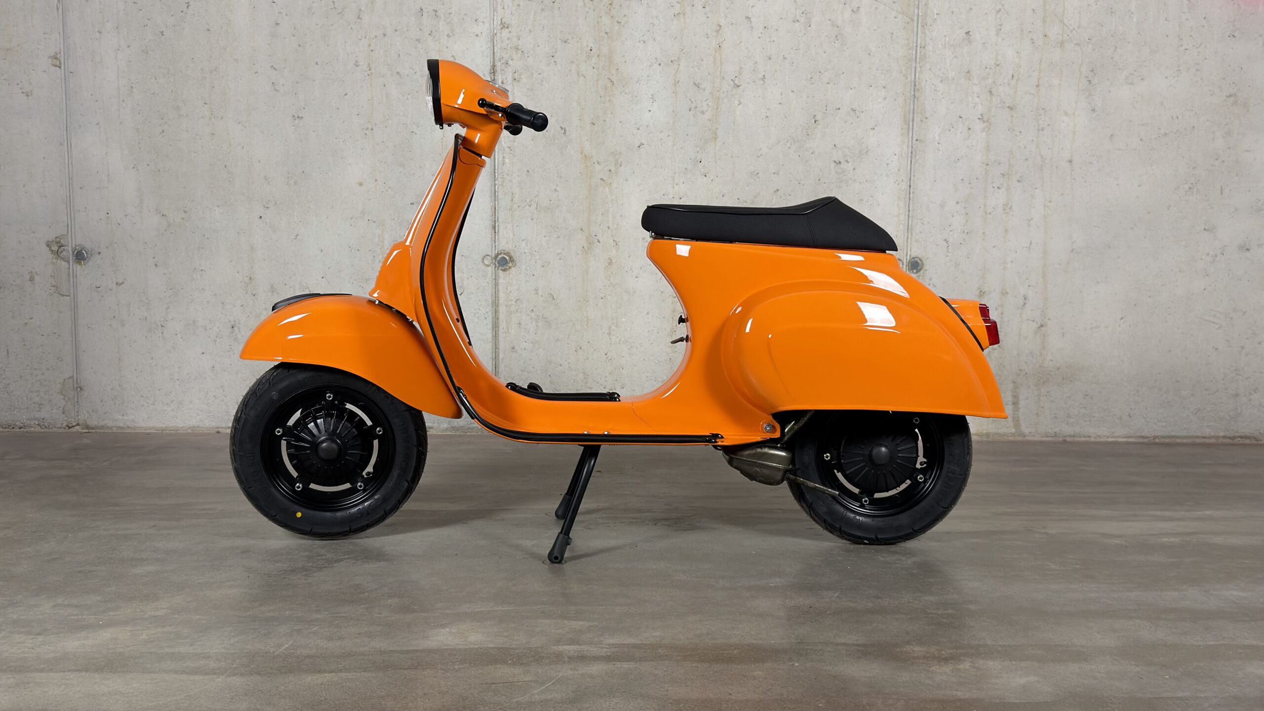 Vespa-Cristian-46-002-Vespa-V50-Arancione001