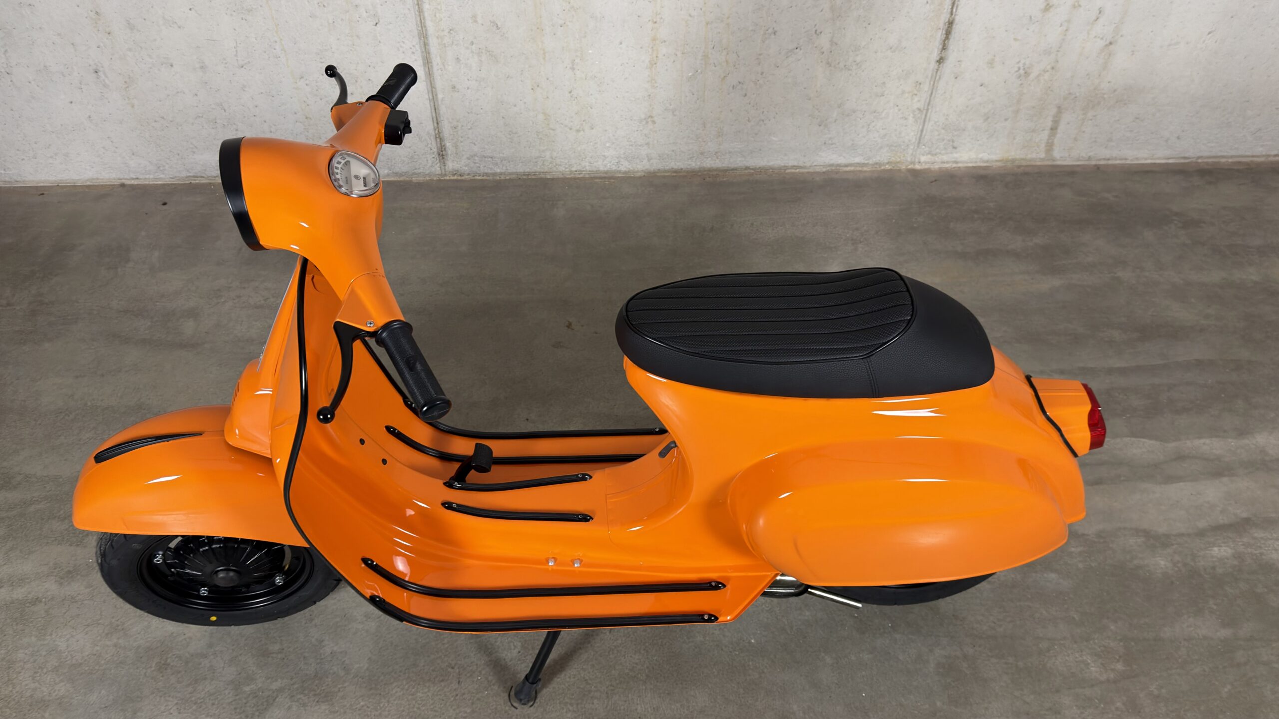 Vespa-Cristian-46-002-Vespa-V50-Arancione002