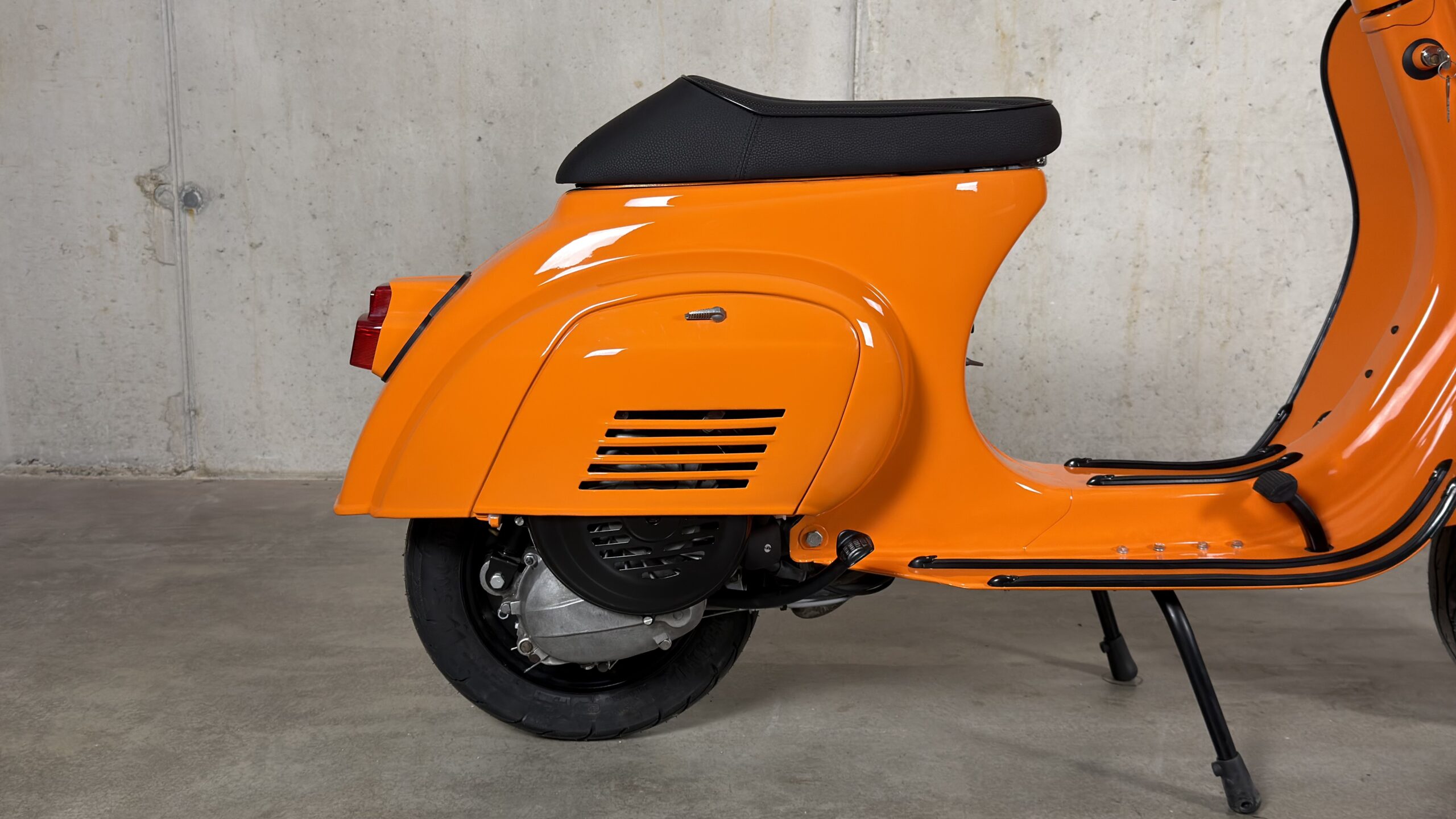 Vespa-Cristian-46-002-Vespa-V50-Arancione005