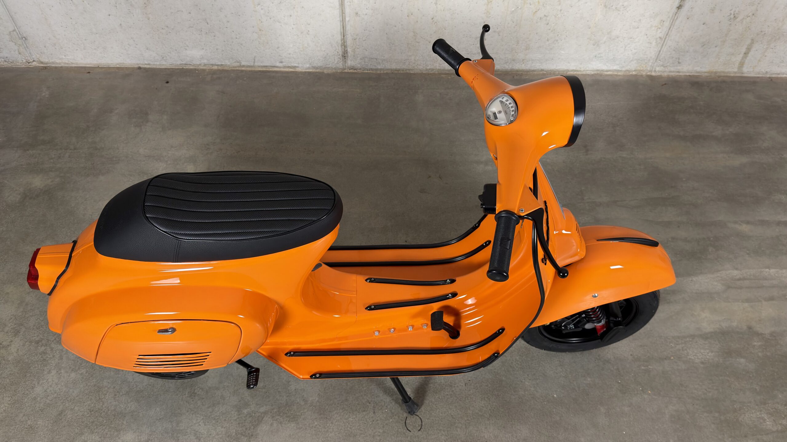 Vespa-Cristian-46-002-Vespa-V50-Arancione006