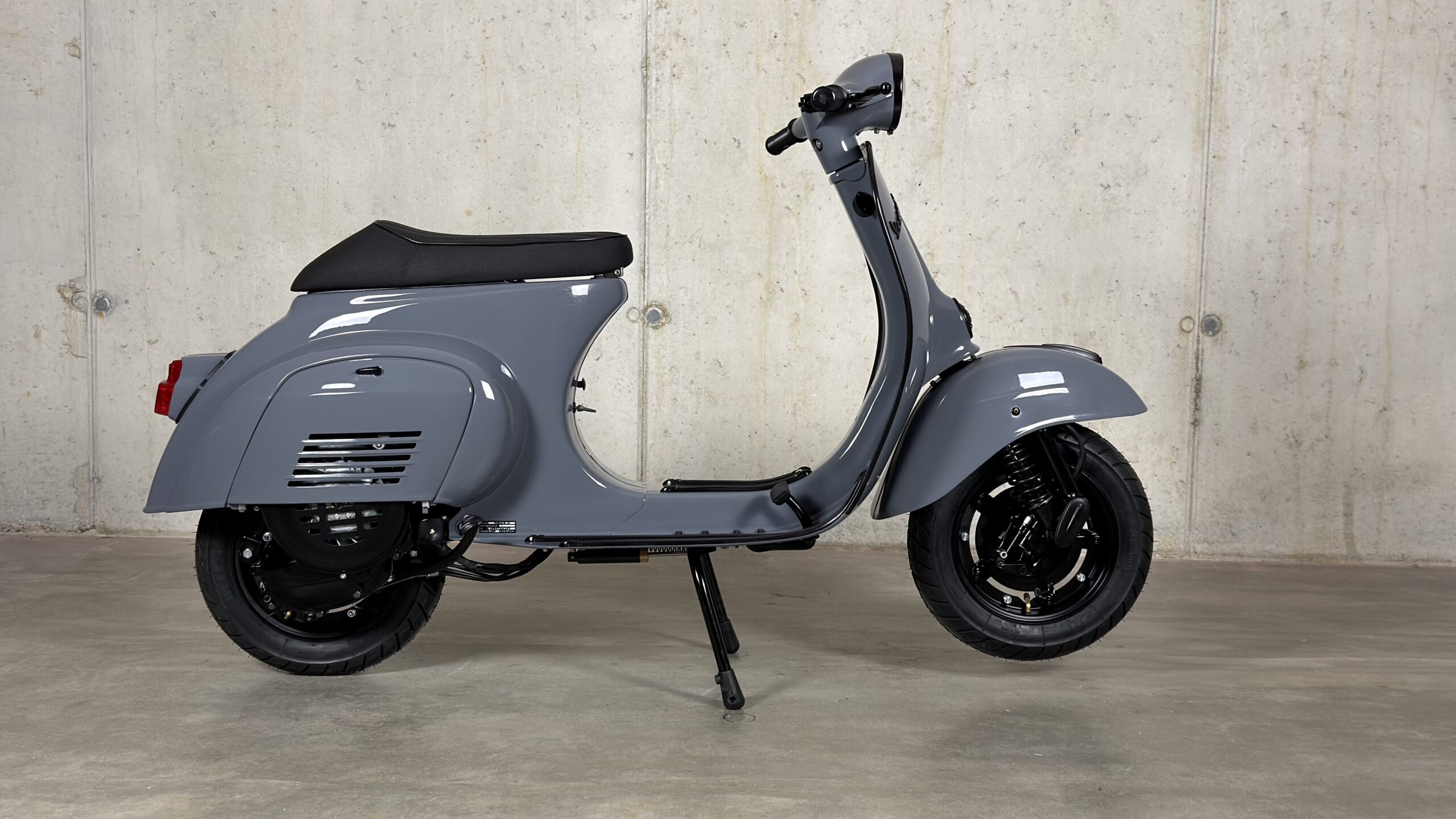 Vespa-Cristian-46-003-Vespa-V125-Grigio-001