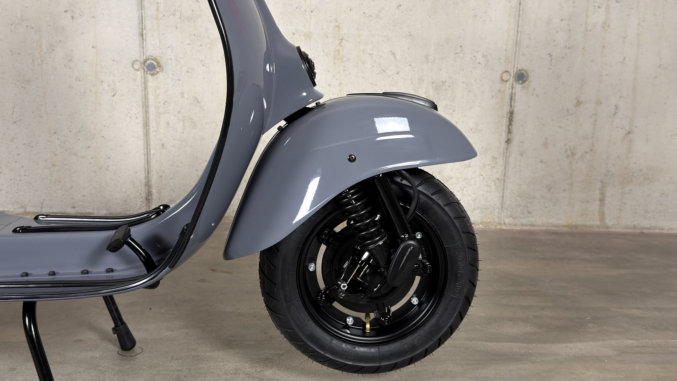 Vespa-Cristian-46-003-Vespa-V125-Grigio-005