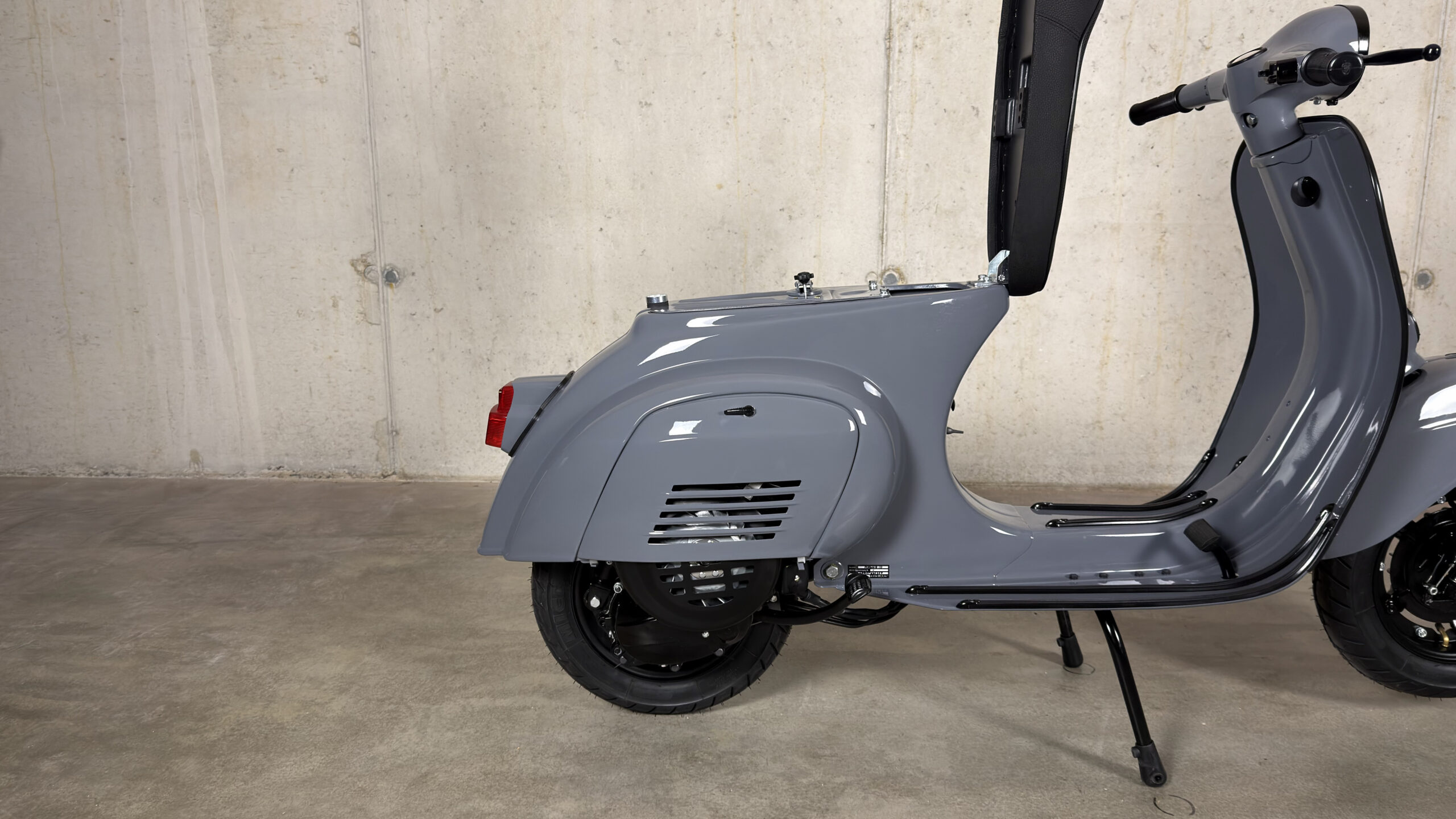 Vespa-Cristian-46-003-Vespa-V125-Grigio-007