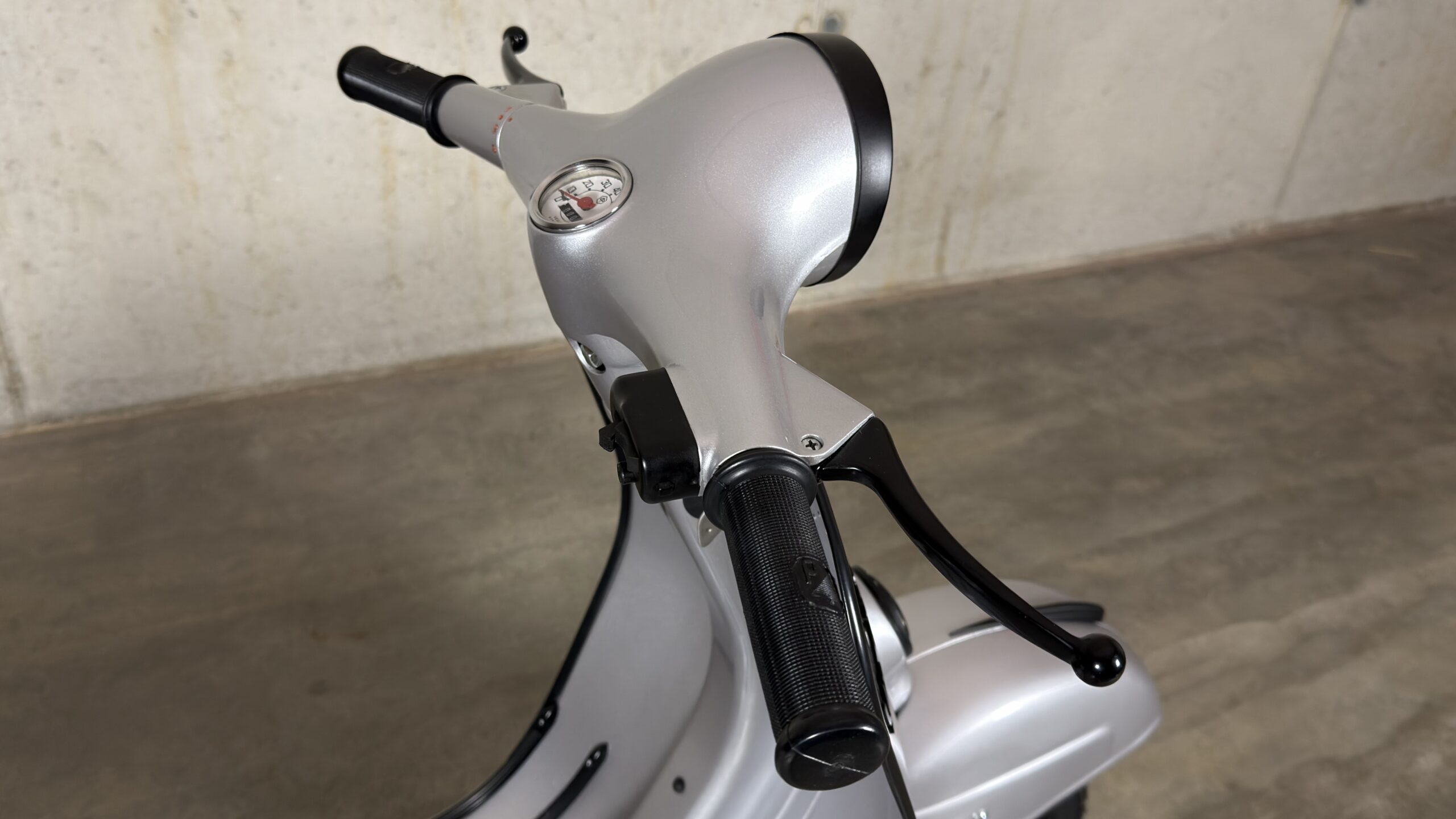 Vespa-Cristian-46-011-Vespa-V50-Argento-005